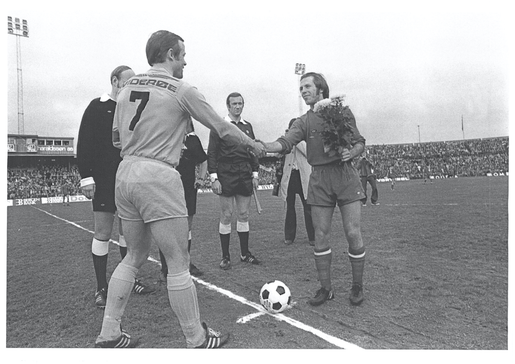 Egil Severeide og Bodø-Glimt-kaptein Harald Dutte Berg hilser på hverandre før avspark i finalen på Ullevål i 1975. (Foto: Kjell Strand, Haugesunds Avis.)