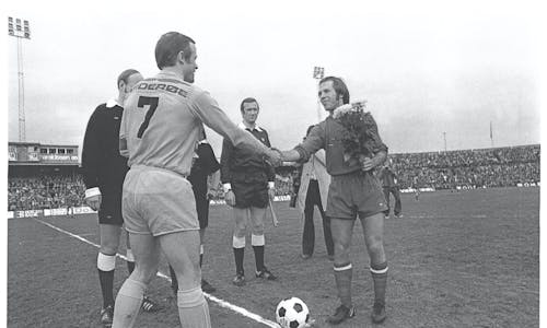 Egil Severeide og Bodø-Glimt-kaptein Harald Dutte Berg hilser på hverandre før avspark i finalen på Ullevål i 1975. (Foto: Kjell Strand, Haugesunds Avis.)