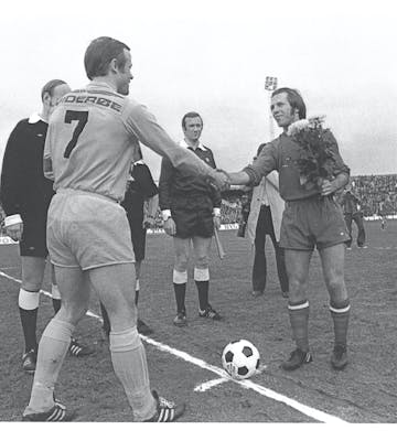 Egil Severeide og Bodø-Glimt-kaptein Harald Dutte Berg hilser på hverandre før avspark i finalen på Ullevål i 1975. (Foto: Kjell Strand, Haugesunds Avis.)