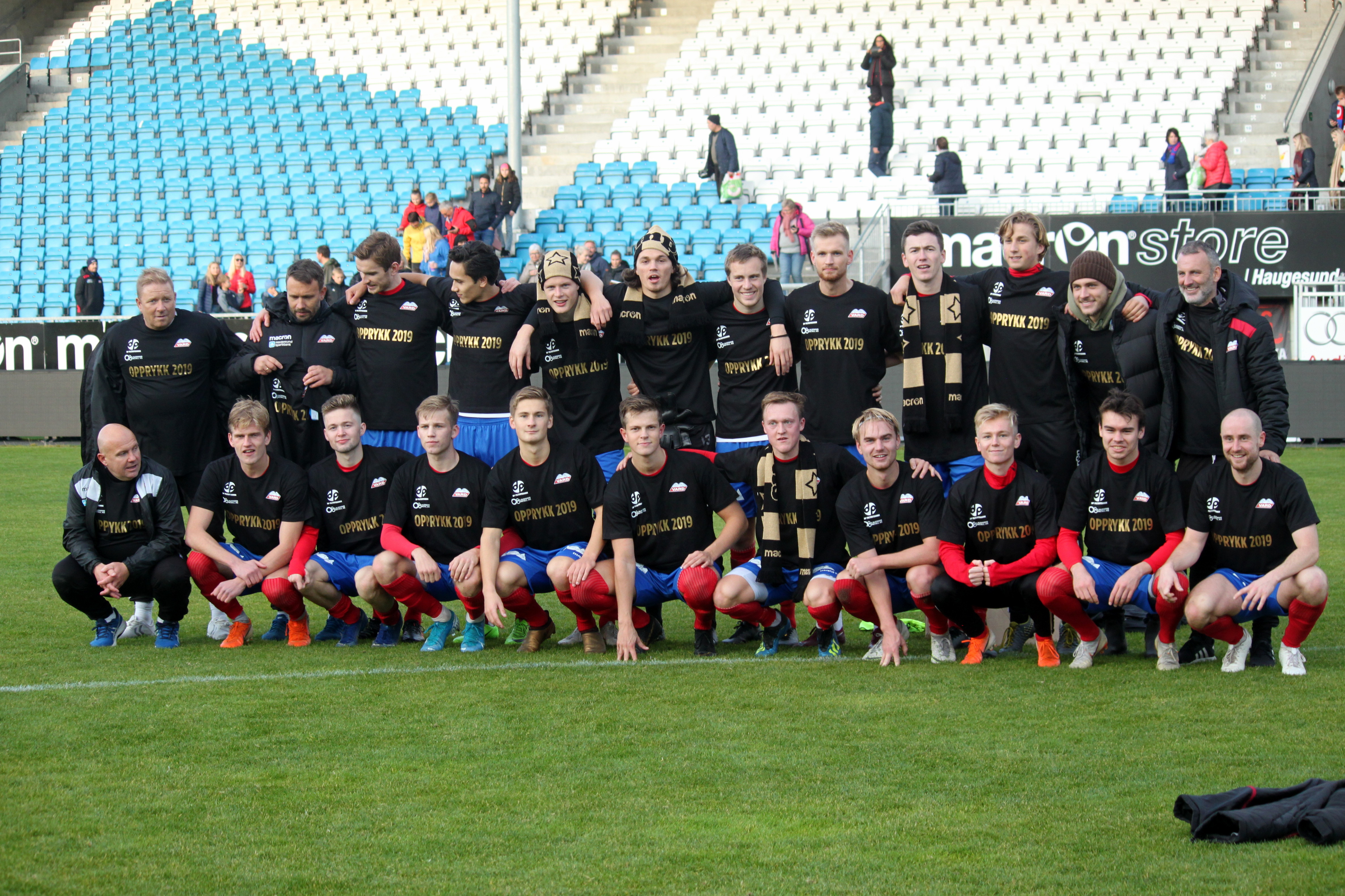 En storfornøyd Vard-gjeng kan endelig slippe jubelen løs og feire opprykk til PostNord - ligaen.