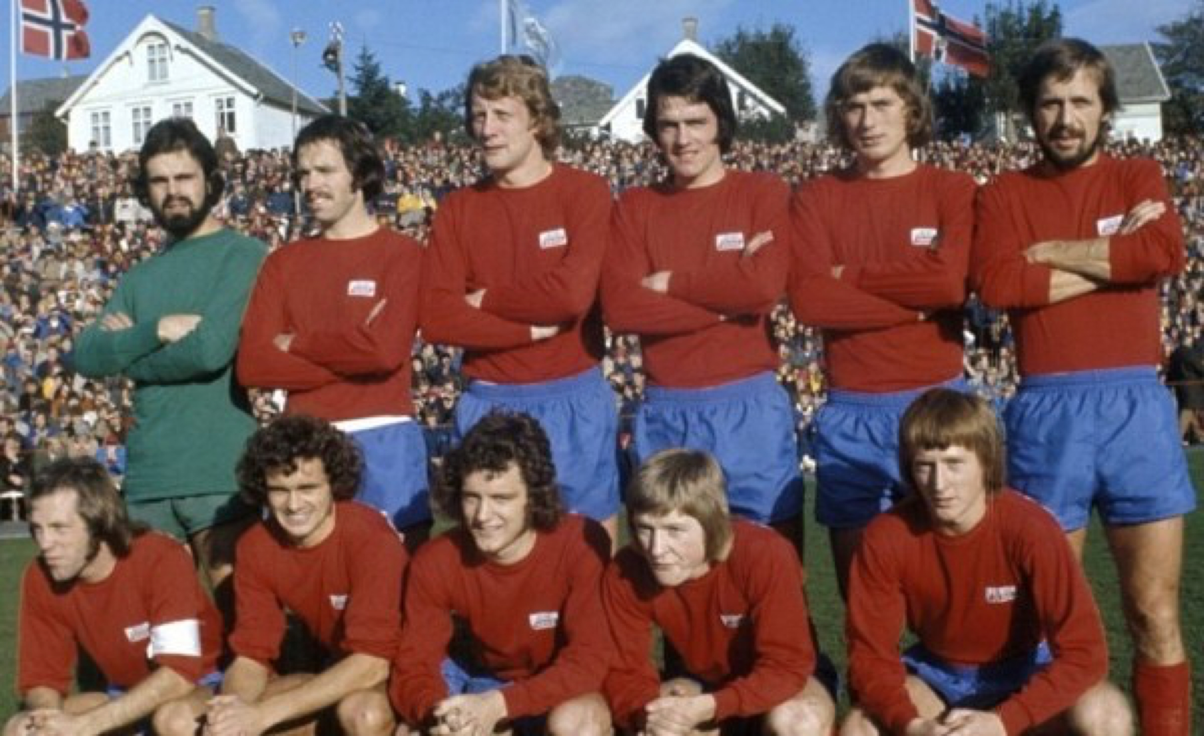 Fra seminfinalen mot Rosenborg i 1975, som Vard vant 4-2: Den ene er keeperen, den andre er midstopperen nummer tre fra venstre...