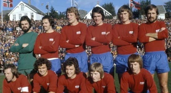 Fra seminfinalen mot Rosenborg i 1975, som Vard vant 4-2: Den ene er keeperen, den andre er midstopperen nummer tre fra venstre...