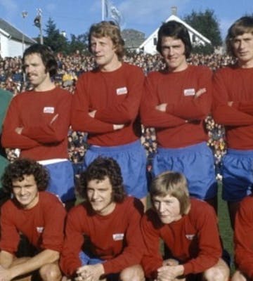 Fra seminfinalen mot Rosenborg i 1975, som Vard vant 4-2: Den ene er keeperen, den andre er midstopperen nummer tre fra venstre...