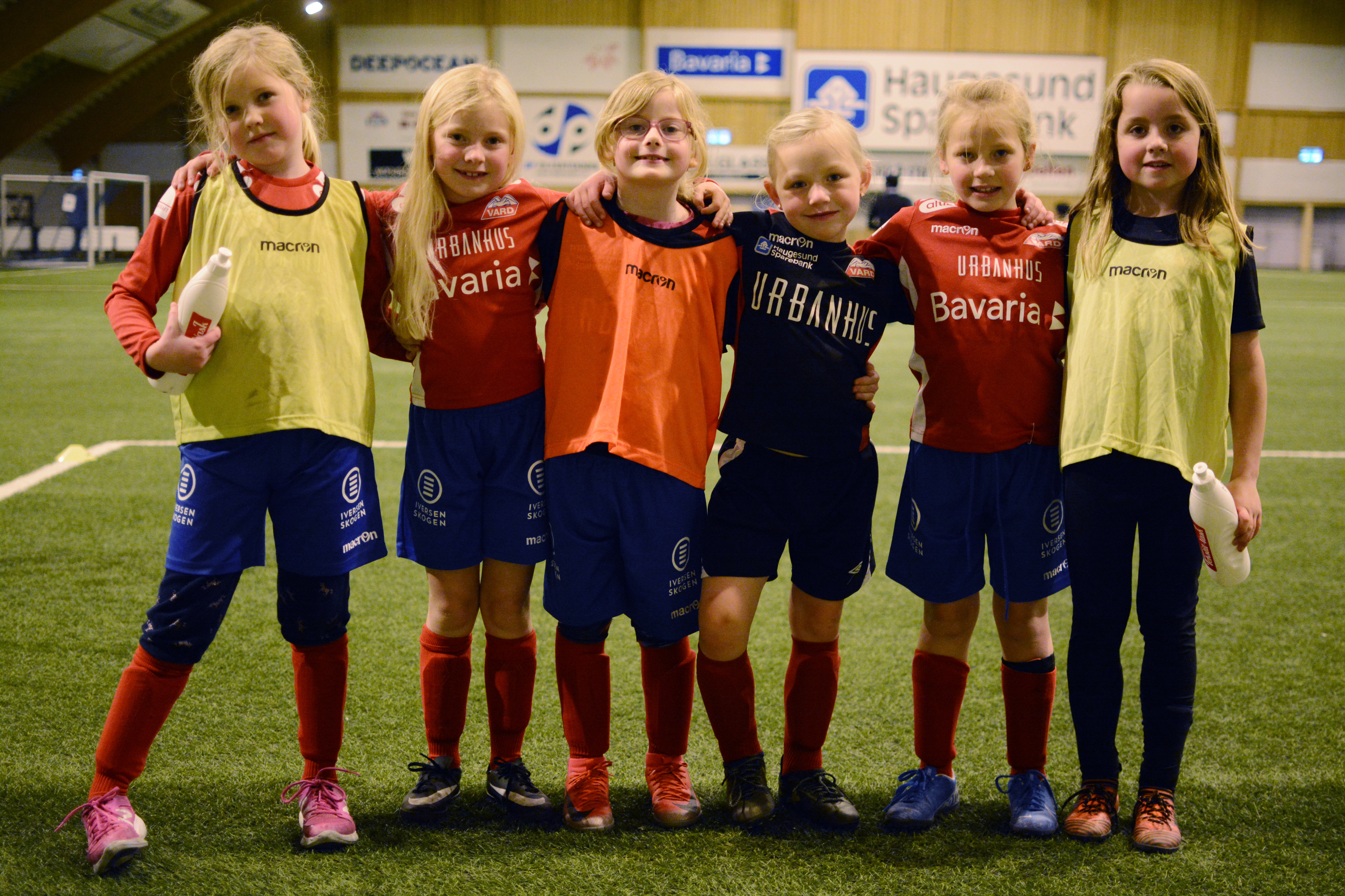 URETTFERDIG: Vard jenter 7 synes det er rart at mannlige fotballproffer skal tjene mer enn kvinnene. Fra venstre: Ellinor Møller Falnes, Ariel Runde Nygaard, Mathilde Dreyer Maurseth, Frøydis Hovland Skjeggedal, Eila Sofie Armida Oftedal Kämäräinen og Marie Susort Hansen. 